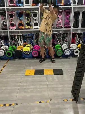 平衡车成人炫酷视频,成人平衡车挑战极限，惊险刺激一镜到底
